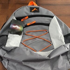 Trailmaker 18-inch multi-pocket bungee cord backpack